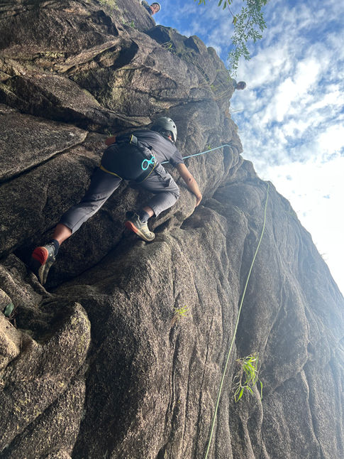 一級攀岩訓練課程是根據中國香港攀山及攀登總會（China Hong Kong Mountaineering and Climbing Union）訓練手冊內容制定。旨在推廣攀岩運動及其歷史香港的發展、認識攀岩運動防護原理、個人防護裝備穿著、使用及保養，以及掌握頂繩防護法、基本攀岩技術及基本沿繩下降技術。

攀岩源自攀山運動，攀山就是人類征服高山之一門學問。早期的攀山者，只要登上峰頂，便感到滿足，所以選擇登山之路線，都集中在山群之弱點，如緩坡、山脊、澗谷等較容易之路線。當遇到較難攀登之峭壁岩塊，就沒法登上。但人類是不甘被屈服，為尋求更高之樂趣，從而嘗試較困難的登頂路線。當攀山者嘗試無數難度較高之路線，發覺攀越一些峭壁岩塊時，其樂無窮，因此部份攀山者，轉而專門攀登此等岩壁，而成為一個攀岩愛好者。事實上，攀岩是攀山運動中重要之一環，高山的技術攀登和混合攀登均需應用到不同的攀岩技術。

攀岩不但對戶外攀登提供了穩固的保護技術，也令野外活動人士明白在岩面峭壁、海崖和石澗等活動時的風險和相應的技術：防護系統設置、領攀法、攀登裝備、下降技術、拯救方法等。

（國際攀山聯盟（UIAA）、HKCMCU）