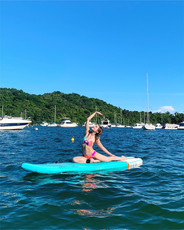 直立板瑜伽課程 Standup Paddle Yoga (SUP YOGA)由專業瑜伽老師由淺入深帶領學生在直立板上做各種瑜伽動作,在陽光與大海上擺各種靚Pose影相留念。
學員可以於直立板上作不同的伸展練習及瑜伽動作,以直立板作為瑜伽墊,讓學員在一個不穩定的環境下作瑜伽運動。以不同的瑜伽動作再配合簡單的呼吸技巧,讓身體感受到力量與柔軟度的平衡,有助學員增強身體柔軟度,肌肉耐力、協調力,亦能令身心放鬆,心境平靜。