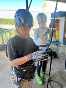 初級繩索技術員課程 Basic Rope Technician（BRT）是根據香港繩索總會（Hong Kong Rope Union）訓練手冊內容制定。為初學者而設，讓學員在安全環境下學習到不同的緣繩下降技巧及安全概念，讓學員感受到繩索技術活動的樂趣。

高級繩索技術員課程適合已完成初級繩索技術員課程的學員。課程內容將加強學員對繩索活動安全意識，讓學員學習到不同的上升與下降技術轉換及緣繩下降技巧，為學員成為繩索技術助教建立基礎。

繩索技術助教工作坊適合已完成高級繩索技術員課程的學員。工作坊將培養學員成為能協助繩索活動的助教，教授學員繩索活動中的應變事項，為學員成為繩索技術教練作好準備。

一級繩索技術教練課程適合已完成繩索技術助教工作坊的學員。為熱心推廣和發展繩索技術人士提供發展途徑，讓學員在不同環境下運用各類器材作上升及下降，並在安全環境下推廣基本繩索技術。

（繩索技術/沿繩下降/緣繩下降/Roping/Abseiling/Rapelling）