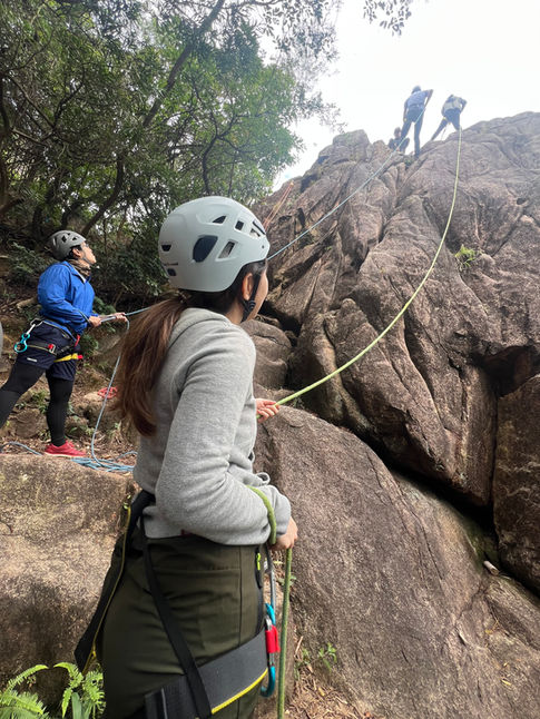 一級攀岩訓練課程是根據中國香港攀山及攀登總會（China Hong Kong Mountaineering and Climbing Union）訓練手冊內容制定。旨在推廣攀岩運動及其歷史香港的發展、認識攀岩運動防護原理、個人防護裝備穿著、使用及保養，以及掌握頂繩防護法、基本攀岩技術及基本沿繩下降技術。

攀岩源自攀山運動，攀山就是人類征服高山之一門學問。早期的攀山者，只要登上峰頂，便感到滿足，所以選擇登山之路線，都集中在山群之弱點，如緩坡、山脊、澗谷等較容易之路線。當遇到較難攀登之峭壁岩塊，就沒法登上。但人類是不甘被屈服，為尋求更高之樂趣，從而嘗試較困難的登頂路線。當攀山者嘗試無數難度較高之路線，發覺攀越一些峭壁岩塊時，其樂無窮，因此部份攀山者，轉而專門攀登此等岩壁，而成為一個攀岩愛好者。事實上，攀岩是攀山運動中重要之一環，高山的技術攀登和混合攀登均需應用到不同的攀岩技術。

攀岩不但對戶外攀登提供了穩固的保護技術，也令野外活動人士明白在岩面峭壁、海崖和石澗等活動時的風險和相應的技術：防護系統設置、領攀法、攀登裝備、下降技術、拯救方法等。

（國際攀山聯盟（UIAA）、HKCMCU）