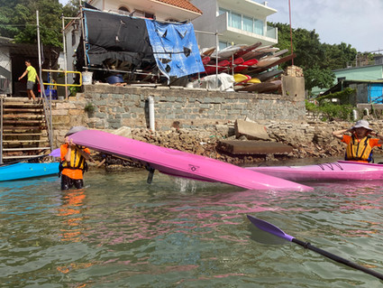 獨木舟二星章訓練課程 Kayak 2 Star Award Training (1-day course)是根據香港獨木舟總會Hong Kong Canoe Union(HKCU)訓練手冊內容制定。專為已完成一星章學員而設,讓你在平靜的水面學習基本划舟技術,包括救生衣、槳及獨木舟之認識、天氣之影響、個人搬運艇隻、船尾舵轉向及HI 型拯救法。
獨木舟是一種老少咸宜的水上活動,裝備簡單,只需槳、救生/助浮衣及你的參與,稍經指導便可體會划舟的樂趣。