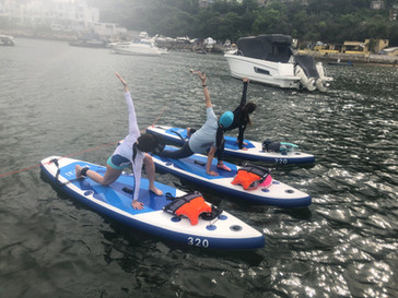 直立板瑜伽課程 Standup Paddle Yoga (SUP YOGA)由專業瑜伽老師由淺入深帶領學生在直立板上做各種瑜伽動作,在陽光與大海上擺各種靚Pose影相留念。
學員可以於直立板上作不同的伸展練習及瑜伽動作,以直立板作為瑜伽墊,讓學員在一個不穩定的環境下作瑜伽運動。以不同的瑜伽動作再配合簡單的呼吸技巧,讓身體感受到力量與柔軟度的平衡,有助學員增強身體柔軟度,肌肉耐力、協調力,亦能令身心放鬆,心境平靜。