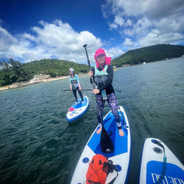 基礎直立板課程 Standup Paddle (SUP) 適合新手、從未接觸過直立板的人士，基礎班提供基礎直立板教學，從淺入深學習趴、跪、企板動作。

直立板瑜伽課程 Standup Paddle Yoga (SUP YOGA)由專業瑜伽老師由淺入深帶領學生在直立板上做各種瑜伽動作，在陽光與大海上擺各種靚Pose影相留念。

學員可以於直立板上作不同的伸展練習及瑜伽動作，以直立板作為瑜伽墊，讓學員在一個不穩定的環境下作瑜伽運動。以不同的瑜伽動作再配合簡單的呼吸技巧，讓身體感受到力量與柔軟度的平衡，有助學員增強身體柔軟度，肌肉耐力、協調力，亦能令身心放鬆，心境平靜。

獨木舟星章訓練課程專為初學者而設，讓你在平靜的水面學習基本划舟技術，包括哨子訊號的認識、個人裝備、如何穿著救生/助浮衣、集合成艇排及翻艇後的適當處理方法、救生衣、槳及獨木舟之認識、天氣之影響、個人搬運艇隻、船尾舵轉向及HI 型拯救法、獨木舟運動安全須知、橫划、靜止中之垂手式壓水平衡、個人近岸清理艇隻及X 型拯救法。

獨木舟是一種老少咸宜的水上活動。
