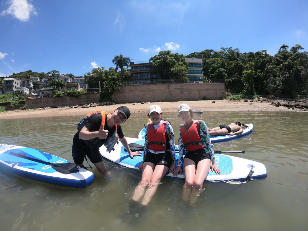 基礎直立板課程 Standup Paddle (SUP) 適合新手、從未接觸過直立板的人士，基礎班提供基礎直立板教學，從淺入深學習趴、跪、企板動作。
