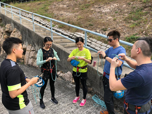 初級繩索技術員課程 Basic Rope Technician(BRT)是根據香港繩索總會(Hong Kong Rope Union)訓練手冊內容制定。為初學者而設,讓學員在安全環境下學習到不同的緣繩下降技巧及安全概念,讓學員感受到繩索技術活動的樂趣。
高級繩索技術員課程適合已完成初級繩索技術員課程的學員。課程內容將加強學員對繩索活動安全意識,讓學員學習到不同的上升與下降技術轉換及緣繩下降技巧,為學員成為繩索技術助教建立基礎。
繩索技術助教工作坊適合已完成高級繩索技術員課程的學員。工作坊將培養學員成為能協助繩索活動的助教,教授學員繩索活動中的應變事項,為學員成為繩索技術教練作好準備。
一級繩索技術教練課程適合已完成繩索技術助教工作坊的學員。為熱心推廣和發展繩索技術人士提供發展途徑,讓學員在不同環境下運用各類器材作上升及下降,並在安全環境下推廣基本繩索技術。
(繩索技術/沿繩下降/緣繩下降/Roping/Abseiling/Rapelling)