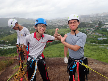 初級繩索技術員課程 Basic Rope Technician（BRT）是根據香港繩索總會（Hong Kong Rope Union）訓練手冊內容制定。為初學者而設，讓學員在安全環境下學習到不同的緣繩下降技巧及安全概念，讓學員感受到繩索技術活動的樂趣。

高級繩索技術員課程適合已完成初級繩索技術員課程的學員。課程內容將加強學員對繩索活動安全意識，讓學員學習到不同的上升與下降技術轉換及緣繩下降技巧，為學員成為繩索技術助教建立基礎。

繩索技術助教工作坊適合已完成高級繩索技術員課程的學員。工作坊將培養學員成為能協助繩索活動的助教，教授學員繩索活動中的應變事項，為學員成為繩索技術教練作好準備。

一級繩索技術教練課程適合已完成繩索技術助教工作坊的學員。為熱心推廣和發展繩索技術人士提供發展途徑，讓學員在不同環境下運用各類器材作上升及下降，並在安全環境下推廣基本繩索技術。

（繩索技術/沿繩下降/緣繩下降/Roping/Abseiling/Rapelling）