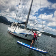 基礎直立板課程 Standup Paddle (SUP) 適合新手、從未接觸過直立板的人士，基礎班提供基礎直立板教學，從淺入深學習趴、跪、企板動作。

直立板瑜伽課程 Standup Paddle Yoga (SUP YOGA)由專業瑜伽老師由淺入深帶領學生在直立板上做各種瑜伽動作，在陽光與大海上擺各種靚Pose影相留念。

學員可以於直立板上作不同的伸展練習及瑜伽動作，以直立板作為瑜伽墊，讓學員在一個不穩定的環境下作瑜伽運動。以不同的瑜伽動作再配合簡單的呼吸技巧，讓身體感受到力量與柔軟度的平衡，有助學員增強身體柔軟度，肌肉耐力、協調力，亦能令身心放鬆，心境平靜。

獨木舟星章訓練課程專為初學者而設，讓你在平靜的水面學習基本划舟技術，包括哨子訊號的認識、個人裝備、如何穿著救生/助浮衣、集合成艇排及翻艇後的適當處理方法、救生衣、槳及獨木舟之認識、天氣之影響、個人搬運艇隻、船尾舵轉向及HI 型拯救法、獨木舟運動安全須知、橫划、靜止中之垂手式壓水平衡、個人近岸清理艇隻及X 型拯救法。

獨木舟是一種老少咸宜的水上活動。
