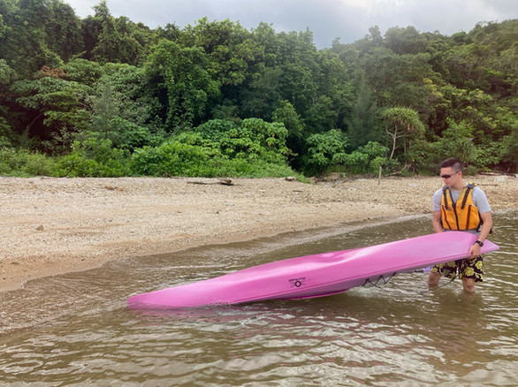 獨木舟三星章訓練課程 Kayak 3 Star Award Training （1-day course）是根據香港獨木舟總會Hong Kong Canoe Union（HKCU）訓練手冊內容制定。專為已完成二星章學員而設，讓你在平靜的水面學習基本划舟技術，包括獨木舟運動安全須知、橫划、靜止中之垂手式壓水平衡、個人近岸清理艇隻及X 型拯救法。

獨木舟一星章訓練課程專為初學者而設，讓你在平靜的水面學習基本划舟技術，包括哨子訊號的認識、個人裝備、如何穿著救生/助浮衣、集合成艇排及翻艇後的適當處理方法。

獨木舟二星章訓練課程專為已完成一星章學員而設，讓你在平靜的水面學習基本划舟技術，包括救生衣、槳及獨木舟之認識、天氣之影響、個人搬運艇隻、船尾舵轉向及HI 型拯救法。

獨木舟是一種老少咸宜的水上活動，裝備簡單，只需槳、救生/助浮衣及你的參與，稍經指導便可體會划舟的樂趣。

基礎直立板課程適合新手，提供基礎直立板教學，從淺入深學習趴、跪、企板動作。直立板瑜伽課程由專業瑜伽老師帶領學生在直立板上做各種瑜伽動作，在陽光與大海上擺各種靚Pose影相留念。
（Kayak、Canoe，Paddle）