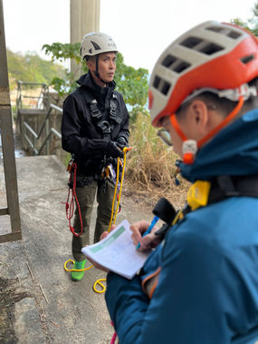 一級繩索技術教練課程是根據香港繩索總會（Hong Kong Rope Union）訓練手冊內容制定，適合已完成繩索技術助教工作坊的學員。為熱心推廣和發展繩索技術人士提供發展途徑，讓學員在不同環境下運用各類器材作上升及下降，並在安全環境下推廣基本繩索技術。

初級繩索技術員課程為初學者而設，讓學員在安全環境下學習到不同的緣繩下降技巧及安全概念，讓學員感受到繩索技術活動的樂趣。

高級繩索技術員課程適合已完成初級繩索技術員課程的學員。課程內容將加強學員對繩索活動安全意識，讓學員學習到不同的上升與下降技術轉換及緣繩下降技巧，為學員成為繩索技術助教建立基礎。

繩索技術助教工作坊適合已完成高級繩索技術員課程的學員。工作坊將培養學員成為能協助繩索活動的助教，教授學員繩索活動中的應變事項，為學員成為繩索技術教練作好準備。

（繩索技術/沿繩下降/緣繩下降/Roping/Abseiling/Rapelling）