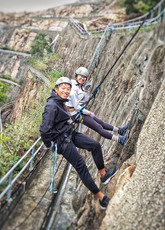初級繩索技術員課程 Basic Rope Technician(BRT)是根據香港繩索總會(Hong Kong Rope Union)訓練手冊內容制定。為初學者而設,讓學員在安全環境下學習到不同的緣繩下降技巧及安全概念,讓學員感受到繩索技術活動的樂趣。
高級繩索技術員課程適合已完成初級繩索技術員課程的學員。課程內容將加強學員對繩索活動安全意識,讓學員學習到不同的上升與下降技術轉換及緣繩下降技巧,為學員成為繩索技術助教建立基礎。
繩索技術助教工作坊適合已完成高級繩索技術員課程的學員。工作坊將培養學員成為能協助繩索活動的助教,教授學員繩索活動中的應變事項,為學員成為繩索技術教練作好準備。
一級繩索技術教練課程適合已完成繩索技術助教工作坊的學員。為熱心推廣和發展繩索技術人士提供發展途徑,讓學員在不同環境下運用各類器材作上升及下降,並在安全環境下推廣基本繩索技術。
(繩索技術/沿繩下降/緣繩下降/Roping/Abseiling/Rapelling)
