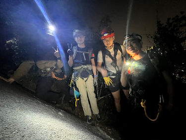 繩索技術助教課程是根據香港繩索總會（Hong Kong Rope Union）訓練手冊內容制定，適合已完成高級繩索技術員課程的學員。工作坊將培養學員成為能協助繩索活動的助教，教授學員繩索活動中的應變事項，為學員成為繩索技術教練作好準備。  高級繩索技術員課程 Advance Rope Technician（ART），適合已完成初級繩索技術員課程的學員。課程內容將加強學員對繩索活動安全意識，讓學員學習到不同的上升與下降技術轉換及緣繩下降技巧，為學員成為繩索技術助教建立基礎。  初級繩索技術員課程為初學者而設，讓學員在安全環境下學習到不同的緣繩下降技巧及安全概念，讓學員感受到繩索技術活動的樂趣。  一級繩索技術教練課程適合已完成繩索技術助教工作坊的學員。為熱心推廣和發展繩索技術人士提供發展途徑，讓學員在不同環境下運用各類器材作上升及下降，並在安全環境下推廣基本繩索技術。  （繩索技術/沿繩下降/緣繩下降/Roping/Abseiling/Rapelling）