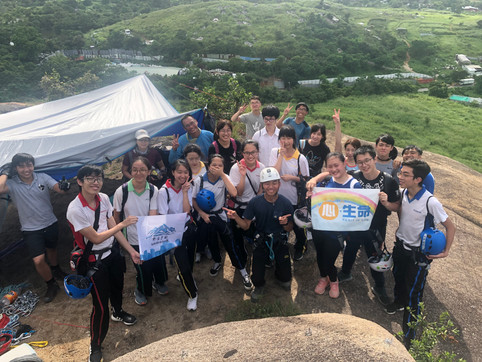 初級繩索技術員課程 Basic Rope Technician(BRT)是根據香港繩索總會(Hong Kong Rope Union)訓練手冊內容制定。為初學者而設,讓學員在安全環境下學習到不同的緣繩下降技巧及安全概念,讓學員感受到繩索技術活動的樂趣。
高級繩索技術員課程適合已完成初級繩索技術員課程的學員。課程內容將加強學員對繩索活動安全意識,讓學員學習到不同的上升與下降技術轉換及緣繩下降技巧,為學員成為繩索技術助教建立基礎。
繩索技術助教工作坊適合已完成高級繩索技術員課程的學員。工作坊將培養學員成為能協助繩索活動的助教,教授學員繩索活動中的應變事項,為學員成為繩索技術教練作好準備。
一級繩索技術教練課程適合已完成繩索技術助教工作坊的學員。為熱心推廣和發展繩索技術人士提供發展途徑,讓學員在不同環境下運用各類器材作上升及下降,並在安全環境下推廣基本繩索技術。
(繩索技術/沿繩下降/緣繩下降/Roping/Abseiling/Rapelling)