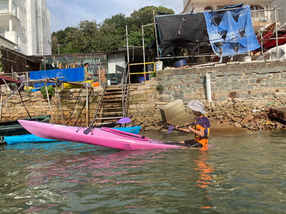 獨木舟二星章訓練課程 Kayak 2 Star Award Training (1-day course)是根據香港獨木舟總會Hong Kong Canoe Union(HKCU)訓練手冊內容制定。專為已完成一星章學員而設,讓你在平靜的水面學習基本划舟技術,包括救生衣、槳及獨木舟之認識、天氣之影響、個人搬運艇隻、船尾舵轉向及HI 型拯救法。
獨木舟是一種老少咸宜的水上活動,裝備簡單,只需槳、救生/助浮衣及你的參與,稍經指導便可體會划舟的樂趣。
