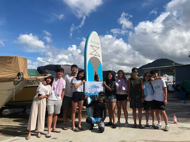 基礎直立板課程 Standup Paddle (SUP) 適合新手、從未接觸過直立板的人士，基礎班提供基礎直立板教學，從淺入深學習趴、跪、企板動作。
