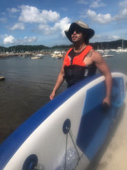 基礎直立板課程 Standup Paddle (SUP) 適合新手、從未接觸過直立板的人士，基礎班提供基礎直立板教學，從淺入深學習趴、跪、企板動作。

直立板瑜伽課程 Standup Paddle Yoga (SUP YOGA)由專業瑜伽老師由淺入深帶領學生在直立板上做各種瑜伽動作，在陽光與大海上擺各種靚Pose影相留念。

學員可以於直立板上作不同的伸展練習及瑜伽動作，以直立板作為瑜伽墊，讓學員在一個不穩定的環境下作瑜伽運動。以不同的瑜伽動作再配合簡單的呼吸技巧，讓身體感受到力量與柔軟度的平衡，有助學員增強身體柔軟度，肌肉耐力、協調力，亦能令身心放鬆，心境平靜。

獨木舟星章訓練課程專為初學者而設，讓你在平靜的水面學習基本划舟技術，包括哨子訊號的認識、個人裝備、如何穿著救生/助浮衣、集合成艇排及翻艇後的適當處理方法、救生衣、槳及獨木舟之認識、天氣之影響、個人搬運艇隻、船尾舵轉向及HI 型拯救法、獨木舟運動安全須知、橫划、靜止中之垂手式壓水平衡、個人近岸清理艇隻及X 型拯救法。

獨木舟是一種老少咸宜的水上活動。
