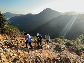 二級山藝課程是根據中國香港攀山及攀登總會（China Hong Kong Mountaineering and Climbing Union）訓練手冊內容制定。教授學員登山露營的知識及技術，使學員能安全地在山野中進行遠足露營活動，並協助學員熟習各種山藝技巧，體驗各種山野環境及突變的天氣。

一級山藝課程旨為對登山活動，在香港本土行山，遠足有興趣之人士提供基本技術及理論訓練、灌輸安全的登山觀念，並培養良好的登山態度，令學員可安全地享受穿梭於山野峰巒間的樂趣。

三級山藝課程訓練學員在策劃及帶領登山活動時的安全意識，及處理意外事故的能力，具備「三級山藝(領袖)訓練證書」及持有由香港特別行政區政府認可的有效急救資格之人士，可在證書簽發兩年內向本會申請註冊。 

（國際攀山聯盟（UIAA）、CHKMCU、攀山、遠足、登山，露營、山藝繩索 、無痕登山、漁護署）
一級山藝課程旨為對登山活動，在香港本土行山，遠足有興趣之人士提供基本技術及理論訓練、灌輸安全的登山觀念，並培養良好的登山態度，令學員可安全地享受穿梭於山野峰巒間的樂趣。

三級山藝課程訓練學員在策劃及帶領登山活動時的安全意識，及處理意外事故的能力，具備「三級山藝(領袖)訓練證書」及持有由香港特別行政區政府認可的有效急救資格之人士，可在證書簽發兩年內向本會申請註冊。 

（國際攀山聯盟（UIAA）、CHKMCU、攀山、遠足、登山，露營、山藝繩索 、無痕登山、漁護署）
一級山藝課程旨為對登山活動，在香港本土行山，遠足有興趣之人士提供基本技術及理論訓練、灌輸安全的登山觀念，並培養良好的登山態度，令學員可安全地享受穿梭於山野峰巒間的樂趣。

三級山藝課程訓練學員在策劃及帶領登山活動時的安全意識，及處理意外事故的能力，具備「三級山藝(領袖)訓練證書」及持有由香港特別行政區政府認可的有效急救資格之人士，可在證書簽發兩年內向本會申請註冊。 

（國際攀山聯盟（UIAA）、CHKMCU、攀山、遠足、登山，露營、山藝繩索 、無痕登山、漁護署）