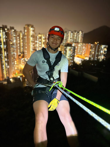 繩索技術助教課程是根據香港繩索總會（Hong Kong Rope Union）訓練手冊內容制定，適合已完成高級繩索技術員課程的學員。工作坊將培養學員成為能協助繩索活動的助教，教授學員繩索活動中的應變事項，為學員成為繩索技術教練作好準備。  高級繩索技術員課程 Advance Rope Technician（ART），適合已完成初級繩索技術員課程的學員。課程內容將加強學員對繩索活動安全意識，讓學員學習到不同的上升與下降技術轉換及緣繩下降技巧，為學員成為繩索技術助教建立基礎。  初級繩索技術員課程為初學者而設，讓學員在安全環境下學習到不同的緣繩下降技巧及安全概念，讓學員感受到繩索技術活動的樂趣。  一級繩索技術教練課程適合已完成繩索技術助教工作坊的學員。為熱心推廣和發展繩索技術人士提供發展途徑，讓學員在不同環境下運用各類器材作上升及下降，並在安全環境下推廣基本繩索技術。  （繩索技術/沿繩下降/緣繩下降/Roping/Abseiling/Rapelling）