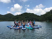 直立板瑜伽課程 Standup Paddle Yoga (SUP YOGA)由專業瑜伽老師由淺入深帶領學生在直立板上做各種瑜伽動作,在陽光與大海上擺各種靚Pose影相留念。
學員可以於直立板上作不同的伸展練習及瑜伽動作,以直立板作為瑜伽墊,讓學員在一個不穩定的環境下作瑜伽運動。以不同的瑜伽動作再配合簡單的呼吸技巧,讓身體感受到力量與柔軟度的平衡,有助學員增強身體柔軟度,肌肉耐力、協調力,亦能令身心放鬆,心境平靜。