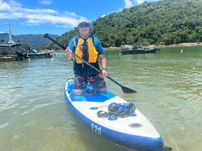 基礎直立板課程 Standup Paddle (SUP) 適合新手、從未接觸過直立板的人士，基礎班提供基礎直立板教學，從淺入深學習趴、跪、企板動作。

直立板瑜伽課程 Standup Paddle Yoga (SUP YOGA)由專業瑜伽老師由淺入深帶領學生在直立板上做各種瑜伽動作，在陽光與大海上擺各種靚Pose影相留念。

學員可以於直立板上作不同的伸展練習及瑜伽動作，以直立板作為瑜伽墊，讓學員在一個不穩定的環境下作瑜伽運動。以不同的瑜伽動作再配合簡單的呼吸技巧，讓身體感受到力量與柔軟度的平衡，有助學員增強身體柔軟度，肌肉耐力、協調力，亦能令身心放鬆，心境平靜。

獨木舟星章訓練課程專為初學者而設，讓你在平靜的水面學習基本划舟技術，包括哨子訊號的認識、個人裝備、如何穿著救生/助浮衣、集合成艇排及翻艇後的適當處理方法、救生衣、槳及獨木舟之認識、天氣之影響、個人搬運艇隻、船尾舵轉向及HI 型拯救法、獨木舟運動安全須知、橫划、靜止中之垂手式壓水平衡、個人近岸清理艇隻及X 型拯救法。

獨木舟是一種老少咸宜的水上活動。

