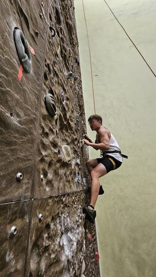 一級運動攀登訓練課程是根據中國香港攀山及攀登總會（China Hong Kong Mountaineering and Climbing Union）訓練手冊內容制定。旨在透過訓練課程推廣攀登運動，使學員認識攀登運動，從而得到無窮樂趣。並教授基本攀登技巧、器材使用及安全守則，培養與人溝通、合作，增強自信心。完成課程後，在有攀登教練監督情況下，能與相同級別資格人士作攀登練習。

運動攀登是在天然岩牆或人工攀登牆上進行；利用預先設置的固定金屬掛片扣上快掛作為保護點。

現時，運動攀登比賽包括：領攀賽、抱石賽及速度賽。領攀賽比賽攀石牆至少需12米高（路線至少15米長），只需要扣上快掛，並以繩索保護。運動員於賽前有數分鐘觀察路線，觀察完需回到隔離區，不可再觀看其他運動員比賽過程。運動員穿著安全帶。每名運動員僅有一次攀登機會，最後依攀爬高度來計算成績。

抱石賽於約4.5米高人工矮牆進行，地面以安全厚墊作保護。運動員可於指定時間內作無限次試攀，每場比賽設有４至5條路線。

速度賽比賽人工牆高度定在10/15米，運動員在安全繩保護下以一對一鬥快完成。

（國際攀山聯盟（UIAA）、HKCMCU）