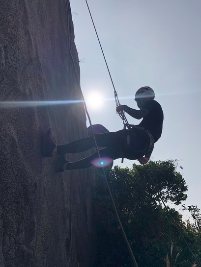 初級繩索技術員課程 Basic Rope Technician(BRT)是根據香港繩索總會(Hong Kong Rope Union)訓練手冊內容制定。為初學者而設,讓學員在安全環境下學習到不同的緣繩下降技巧及安全概念,讓學員感受到繩索技術活動的樂趣。
(繩索技術/沿繩下降/緣繩下降/Roping/Abseiling/Rapelling)