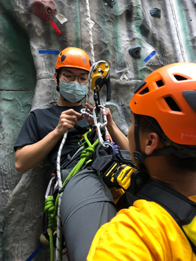 一級繩索技術教練課程是根據香港繩索總會（Hong Kong Rope Union）訓練手冊內容制定，適合已完成繩索技術助教工作坊的學員。為熱心推廣和發展繩索技術人士提供發展途徑，讓學員在不同環境下運用各類器材作上升及下降，並在安全環境下推廣基本繩索技術。

初級繩索技術員課程為初學者而設，讓學員在安全環境下學習到不同的緣繩下降技巧及安全概念，讓學員感受到繩索技術活動的樂趣。

高級繩索技術員課程適合已完成初級繩索技術員課程的學員。課程內容將加強學員對繩索活動安全意識，讓學員學習到不同的上升與下降技術轉換及緣繩下降技巧，為學員成為繩索技術助教建立基礎。

繩索技術助教工作坊適合已完成高級繩索技術員課程的學員。工作坊將培養學員成為能協助繩索活動的助教，教授學員繩索活動中的應變事項，為學員成為繩索技術教練作好準備。

（繩索技術/沿繩下降/緣繩下降/Roping/Abseiling/Rapelling）