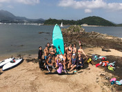 直立板瑜伽課程 Standup Paddle Yoga (SUP YOGA)由專業瑜伽老師由淺入深帶領學生在直立板上做各種瑜伽動作,在陽光與大海上擺各種靚Pose影相留念。
學員可以於直立板上作不同的伸展練習及瑜伽動作,以直立板作為瑜伽墊,讓學員在一個不穩定的環境下作瑜伽運動。以不同的瑜伽動作再配合簡單的呼吸技巧,讓身體感受到力量與柔軟度的平衡,有助學員增強身體柔軟度,肌肉耐力、協調力,亦能令身心放鬆,心境平靜。