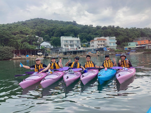 獨木舟二星章訓練課程 Kayak 2 Star Award Training (1-day course)是根據香港獨木舟總會Hong Kong Canoe Union(HKCU)訓練手冊內容制定。專為已完成一星章學員而設,讓你在平靜的水面學習基本划舟技術,包括救生衣、槳及獨木舟之認識、天氣之影響、個人搬運艇隻、船尾舵轉向及HI 型拯救法。
獨木舟是一種老少咸宜的水上活動,裝備簡單,只需槳、救生/助浮衣及你的參與,稍經指導便可體會划舟的樂趣。