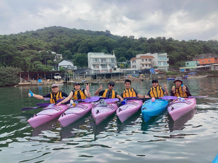 獨木舟三星章訓練課程 Kayak 3 Star Award Training （1-day course）是根據香港獨木舟總會Hong Kong Canoe Union（HKCU）訓練手冊內容制定。專為已完成二星章學員而設，讓你在平靜的水面學習基本划舟技術，包括獨木舟運動安全須知、橫划、靜止中之垂手式壓水平衡、個人近岸清理艇隻及X 型拯救法。

獨木舟一星章訓練課程專為初學者而設，讓你在平靜的水面學習基本划舟技術，包括哨子訊號的認識、個人裝備、如何穿著救生/助浮衣、集合成艇排及翻艇後的適當處理方法。

獨木舟二星章訓練課程專為已完成一星章學員而設，讓你在平靜的水面學習基本划舟技術，包括救生衣、槳及獨木舟之認識、天氣之影響、個人搬運艇隻、船尾舵轉向及HI 型拯救法。

獨木舟是一種老少咸宜的水上活動，裝備簡單，只需槳、救生/助浮衣及你的參與，稍經指導便可體會划舟的樂趣。

基礎直立板課程適合新手，提供基礎直立板教學，從淺入深學習趴、跪、企板動作。直立板瑜伽課程由專業瑜伽老師帶領學生在直立板上做各種瑜伽動作，在陽光與大海上擺各種靚Pose影相留念。
（Kayak、Canoe，Paddle）
獨木舟是一種老少咸宜的水上活動，裝備簡單，只需槳、救生/助浮衣及你的參與，稍經指導便可體會划舟的樂趣。