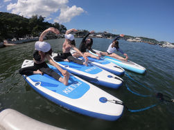 基礎直立板課程 Standup Paddle (SUP) 適合新手、從未接觸過直立板的人士，基礎班提供基礎直立板教學，從淺入深學習趴、跪、企板動作。

直立板瑜伽課程 Standup Paddle Yoga (SUP YOGA)由專業瑜伽老師由淺入深帶領學生在直立板上做各種瑜伽動作，在陽光與大海上擺各種靚Pose影相留念。

學員可以於直立板上作不同的伸展練習及瑜伽動作，以直立板作為瑜伽墊，讓學員在一個不穩定的環境下作瑜伽運動。以不同的瑜伽動作再配合簡單的呼吸技巧，讓身體感受到力量與柔軟度的平衡，有助學員增強身體柔軟度，肌肉耐力、協調力，亦能令身心放鬆，心境平靜。

獨木舟星章訓練課程專為初學者而設，讓你在平靜的水面學習基本划舟技術，包括哨子訊號的認識、個人裝備、如何穿著救生/助浮衣、集合成艇排及翻艇後的適當處理方法、救生衣、槳及獨木舟之認識、天氣之影響、個人搬運艇隻、船尾舵轉向及HI 型拯救法、獨木舟運動安全須知、橫划、靜止中之垂手式壓水平衡、個人近岸清理艇隻及X 型拯救法。

獨木舟是一種老少咸宜的水上活動。
