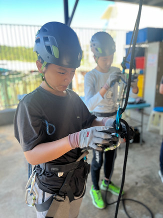 一級繩索技術訓練證書課程 Level 1 Roping Training Certificate 是根據中國香港攀山及攀登總會（CHKMCU）訓練手冊內容制定。為初學者而設，讓學員在安全環境下學習到不同的緣繩下降技巧及安全概念，讓學員感受到繩索技術活動的樂趣。

二級繩索技術課程適合已完成一級繩索技術課程的學員。讓學員提升個人繩索垂降技術，讓學員認識多段式繩索垂降、接繩法及過結法技術，以及認識定索系統的設置理論及安全概念。

三級繩索技術課程適合已完成二級繩索技術課程的學員，讓學員認識繩索垂 直垂降場地選擇及安全檢視程序要點，繩索、器材安全檢查、記錄及保養要點，為學員成為繩索技術助教建立基礎。

繩索技術助教證書課程適合已完成三級繩索技術課程的學員，為熱心推廣和發展繩索技術人士提供發展途徑，讓學員了解助教職責、守則及操守，教學技 巧、評估學員能力及風險評估須知，以及處理意外事件程序。

（繩索技術/沿繩下降/緣繩下降/Roping/Abseiling/Rapelling）