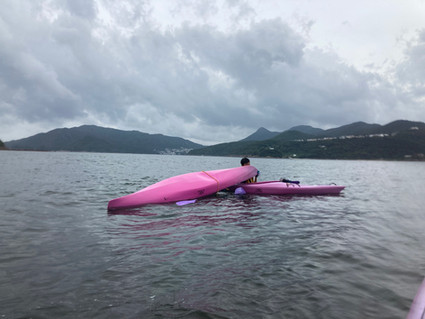 獨木舟二星章訓練課程 Kayak 2 Star Award Training (1-day course)是根據香港獨木舟總會Hong Kong Canoe Union(HKCU)訓練手冊內容制定。專為已完成一星章學員而設,讓你在平靜的水面學習基本划舟技術,包括救生衣、槳及獨木舟之認識、天氣之影響、個人搬運艇隻、船尾舵轉向及HI 型拯救法。
獨木舟是一種老少咸宜的水上活動,裝備簡單,只需槳、救生/助浮衣及你的參與,稍經指導便可體會划舟的樂趣。