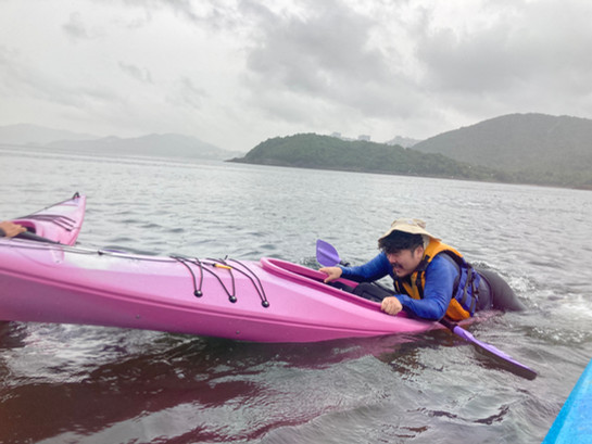 獨木舟二星章訓練課程 Kayak 2 Star Award Training (1-day course)是根據香港獨木舟總會Hong Kong Canoe Union(HKCU)訓練手冊內容制定。專為已完成一星章學員而設,讓你在平靜的水面學習基本划舟技術,包括救生衣、槳及獨木舟之認識、天氣之影響、個人搬運艇隻、船尾舵轉向及HI 型拯救法。
獨木舟是一種老少咸宜的水上活動,裝備簡單,只需槳、救生/助浮衣及你的參與,稍經指導便可體會划舟的樂趣。