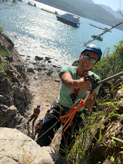 高級繩索技術員課程 Advance Rope Technician（ART）是根據香港繩索總會（Hong Kong Rope Union）訓練手冊內容制定，適合已完成初級繩索技術員課程的學員。課程內容將加強學員對繩索活動安全意識，讓學員學習到不同的上升與下降技術轉換及緣繩下降技巧，為學員成為繩索技術助教建立基礎。

初級繩索技術員課程為初學者而設，讓學員在安全環境下學習到不同的緣繩下降技巧及安全概念，讓學員感受到繩索技術活動的樂趣。

繩索技術助教工作坊適合已完成高級繩索技術員課程的學員。工作坊將培養學員成為能協助繩索活動的助教，教授學員繩索活動中的應變事項，為學員成為繩索技術教練作好準備。

一級繩索技術教練課程適合已完成繩索技術助教工作坊的學員。為熱心推廣和發展繩索技術人士提供發展途徑，讓學員在不同環境下運用各類器材作上升及下降，並在安全環境下推廣基本繩索技術。

（繩索技術/沿繩下降/緣繩下降/Roping/Abseiling/Rapelling）

