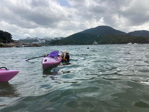 獨木舟三星章訓練課程 Kayak 3 Star Award Training （1-day course）是根據香港獨木舟總會Hong Kong Canoe Union（HKCU）訓練手冊內容制定。專為已完成二星章學員而設，讓你在平靜的水面學習基本划舟技術，包括獨木舟運動安全須知、橫划、靜止中之垂手式壓水平衡、個人近岸清理艇隻及X 型拯救法。

獨木舟一星章訓練課程專為初學者而設，讓你在平靜的水面學習基本划舟技術，包括哨子訊號的認識、個人裝備、如何穿著救生/助浮衣、集合成艇排及翻艇後的適當處理方法。

獨木舟二星章訓練課程專為已完成一星章學員而設，讓你在平靜的水面學習基本划舟技術，包括救生衣、槳及獨木舟之認識、天氣之影響、個人搬運艇隻、船尾舵轉向及HI 型拯救法。

獨木舟是一種老少咸宜的水上活動，裝備簡單，只需槳、救生/助浮衣及你的參與，稍經指導便可體會划舟的樂趣。

基礎直立板課程適合新手，提供基礎直立板教學，從淺入深學習趴、跪、企板動作。直立板瑜伽課程由專業瑜伽老師帶領學生在直立板上做各種瑜伽動作，在陽光與大海上擺各種靚Pose影相留念。
（Kayak、Canoe，Paddle）
獨木舟是一種老少咸宜的水上活動，裝備簡單，只需槳、救生/助浮衣及你的參與，稍經指導便可體會划舟的樂趣。