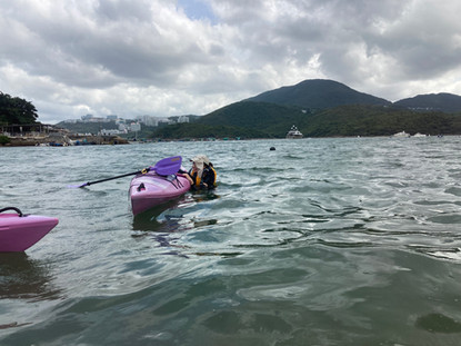 獨木舟二星章訓練課程 Kayak 2 Star Award Training (1-day course)是根據香港獨木舟總會Hong Kong Canoe Union(HKCU)訓練手冊內容制定。專為已完成一星章學員而設,讓你在平靜的水面學習基本划舟技術,包括救生衣、槳及獨木舟之認識、天氣之影響、個人搬運艇隻、船尾舵轉向及HI 型拯救法。
獨木舟是一種老少咸宜的水上活動,裝備簡單,只需槳、救生/助浮衣及你的參與,稍經指導便可體會划舟的樂趣。