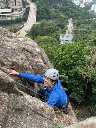 一級攀岩訓練課程是根據中國香港攀山及攀登總會（China Hong Kong Mountaineering and Climbing Union）訓練手冊內容制定。旨在推廣攀岩運動及其歷史香港的發展、認識攀岩運動防護原理、個人防護裝備穿著、使用及保養，以及掌握頂繩防護法、基本攀岩技術及基本沿繩下降技術。

攀岩源自攀山運動，攀山就是人類征服高山之一門學問。早期的攀山者，只要登上峰頂，便感到滿足，所以選擇登山之路線，都集中在山群之弱點，如緩坡、山脊、澗谷等較容易之路線。當遇到較難攀登之峭壁岩塊，就沒法登上。但人類是不甘被屈服，為尋求更高之樂趣，從而嘗試較困難的登頂路線。當攀山者嘗試無數難度較高之路線，發覺攀越一些峭壁岩塊時，其樂無窮，因此部份攀山者，轉而專門攀登此等岩壁，而成為一個攀岩愛好者。事實上，攀岩是攀山運動中重要之一環，高山的技術攀登和混合攀登均需應用到不同的攀岩技術。

攀岩不但對戶外攀登提供了穩固的保護技術，也令野外活動人士明白在岩面峭壁、海崖和石澗等活動時的風險和相應的技術：防護系統設置、領攀法、攀登裝備、下降技術、拯救方法等。

（國際攀山聯盟（UIAA）、HKCMCU）