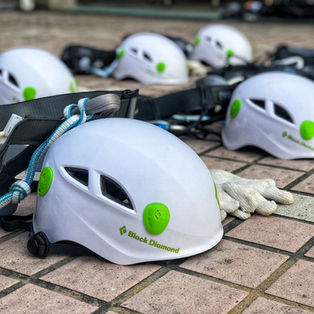 校內沿繩下降同樂日

初級繩索技術員課程 Basic Rope Technician（BRT）是根據香港繩索總會（Hong Kong Rope Union）訓練手冊內容制定。為初學者而設，讓學員在安全環境下學習到不同的緣繩下降技巧及安全概念，讓學員感受到繩索技術活動的樂趣。

高級繩索技術員課程適合已完成初級繩索技術員課程的學員。課程內容將加強學員對繩索活動安全意識，讓學員學習到不同的上升與下降技術轉換及緣繩下降技巧，為學員成為繩索技術助教建立基礎。

繩索技術助教工作坊適合已完成高級繩索技術員課程的學員。工作坊將培養學員成為能協助繩索活動的助教，教授學員繩索活動中的應變事項，為學員成為繩索技術教練作好準備。

一級繩索技術教練課程適合已完成繩索技術助教工作坊的學員。為熱心推廣和發展繩索技術人士提供發展途徑，讓學員在不同環境下運用各類器材作上升及下降，並在安全環境下推廣基本繩索技術。

（繩索技術/沿繩下降/緣繩下降/Roping/Abseiling/Rapelling）