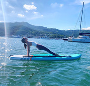 直立板瑜伽課程 Standup Paddle Yoga (SUP YOGA)由專業瑜伽老師由淺入深帶領學生在直立板上做各種瑜伽動作,在陽光與大海上擺各種靚Pose影相留念。
學員可以於直立板上作不同的伸展練習及瑜伽動作,以直立板作為瑜伽墊,讓學員在一個不穩定的環境下作瑜伽運動。以不同的瑜伽動作再配合簡單的呼吸技巧,讓身體感受到力量與柔軟度的平衡,有助學員增強身體柔軟度,肌肉耐力、協調力,亦能令身心放鬆,心境平靜。