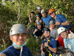 初級繩索技術員課程 Basic Rope Technician（BRT）是根據香港繩索總會（Hong Kong Rope Union）訓練手冊內容制定。為初學者而設，讓學員在安全環境下學習到不同的緣繩下降技巧及安全概念，讓學員感受到繩索技術活動的樂趣。

高級繩索技術員課程適合已完成初級繩索技術員課程的學員。課程內容將加強學員對繩索活動安全意識，讓學員學習到不同的上升與下降技術轉換及緣繩下降技巧，為學員成為繩索技術助教建立基礎。

繩索技術助教工作坊適合已完成高級繩索技術員課程的學員。工作坊將培養學員成為能協助繩索活動的助教，教授學員繩索活動中的應變事項，為學員成為繩索技術教練作好準備。

一級繩索技術教練課程適合已完成繩索技術助教工作坊的學員。為熱心推廣和發展繩索技術人士提供發展途徑，讓學員在不同環境下運用各類器材作上升及下降，並在安全環境下推廣基本繩索技術。

（繩索技術/沿繩下降/緣繩下降/Roping/Abseiling/Rapelling）
