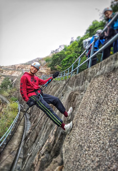 初高繩索技術員訓練課程(合併課程) Basic & Advance Rope Technician(BRT&ART)是根據香港繩索總會(Hong Kong Rope Union)訓練手冊內容制定。為初學者而設,讓學員在安全環境下讓學員學習到不同的上升與下降技巧及安全概念,讓學員感受到繩索技術活動的樂趣,為學員成為繩索技術助教建立基礎。
(繩索技術/沿繩下降/緣繩下降/Roping/Abseiling/Rapelling)