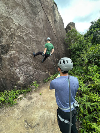 二級繩索技術課程是根據中國香港攀山及攀登繩索總會（China Hong Kong Mountaineering and Climbing Union）訓練手冊內容制定。旨在讓學員認識香港攀山總會歷史，提升學員個人繩索垂降技術、進一步掌握防護法運用並讓學員明白安全進行繩索垂降運動之重要性。

一級繩索技術課程為初學者而設，旨在讓學員在安全環境下學習到不同的下降技巧及安全概念讓學員感受到繩索技術活動的樂趣。

初級繩索技術員課程讓學員在安全環境下學習到不同的緣繩下降技巧及安全概念，讓學員感受到繩索技術活動的樂趣。

高級繩索技術員課程內容將加強學員對繩索活動安全意識，讓學員學習到不同的上升與下降技術轉換及緣繩下降技巧，為學員成為繩索技術助教建立基礎。

繩索技術助教課程將培養學員成為能協助繩索活動的助教，教授學員繩索活動中的應變事項，為學員成為教練作好準備。

一級繩索技術教練課程為熱心推廣和發展繩索技術人士提供發展途徑，讓學員在不同環境下運用各類器材作上升及下降，並在安全環境下推廣基本繩索技術。

（繩索技術/沿繩下降/緣繩下降/Roping/Abseiling/Rapelling）