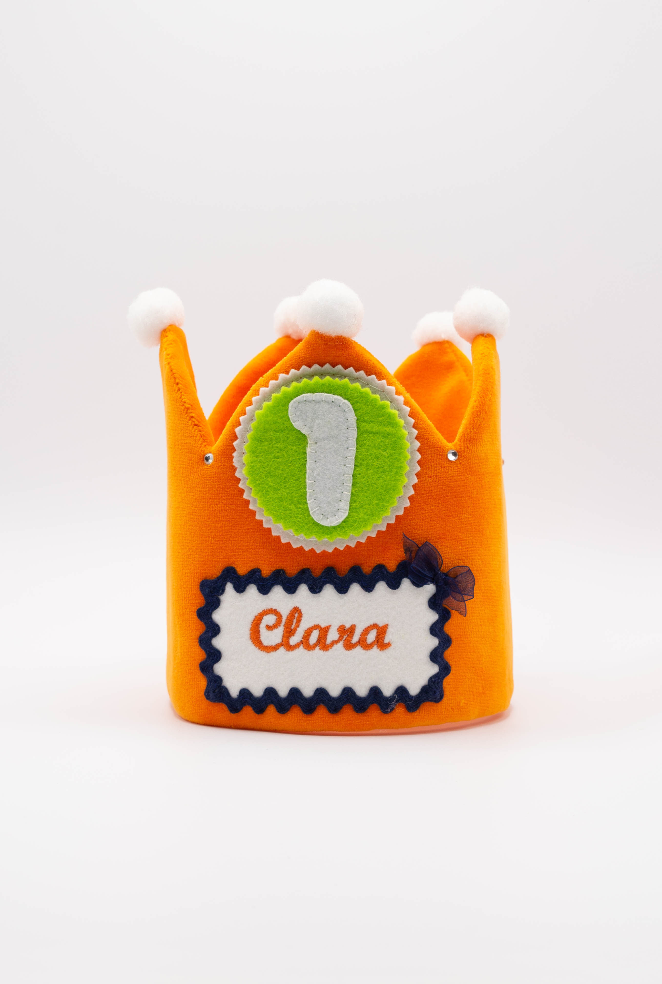 "Corona de cumpleaños para niños, colorida y personalizada, ideal para celebrar momentos especiales."