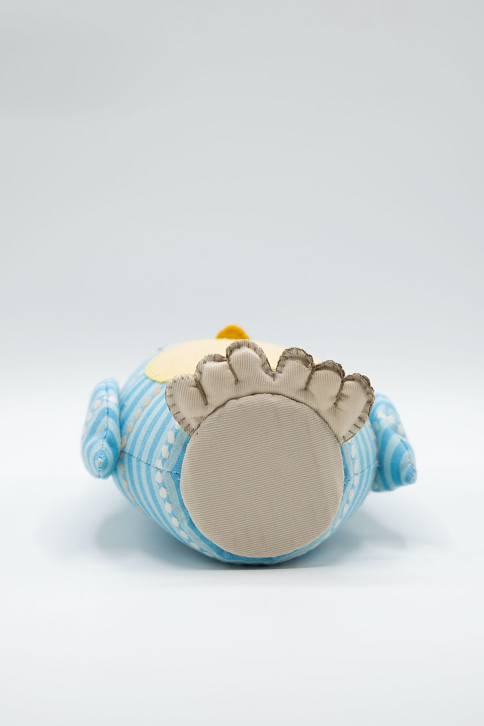 Miniatura: "Peso de puerta en forma de búho color Azul, con diseño decorativo de tela y detalles bordados"