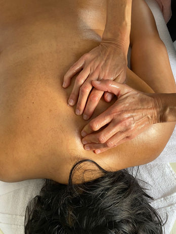 Massage signature réalisé par Stéphanie Patin dans son institut bien-être à Auch Au Cocon ou à domicile