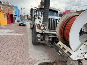 INTERAPAS mantiene desazolve preventivo de drenajes: se retiraron 70 toneladas de residuos en julio.