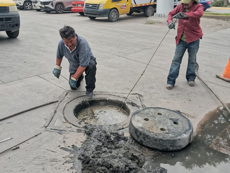 Interapas atiende fuga de drenaje en Acceso Norte