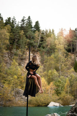 Pole Dance Betty Boop en shooting photo avec ClairtObscur au Lac bleu à 30 min du Puy en Velay