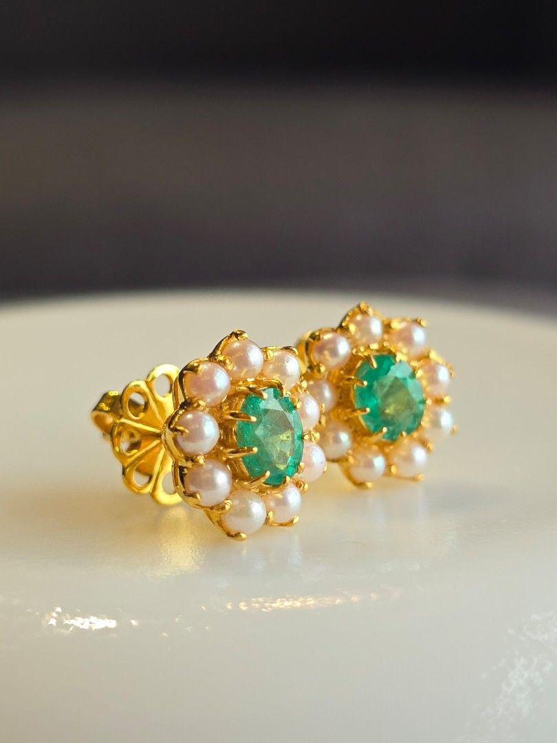 Thumbnail: 1.2ct Colombia Emerald earrings with pearls