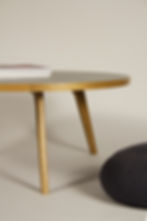 Couchtisch aus massiv Eichenholz mit drei Beinen und Linoleum Fläche